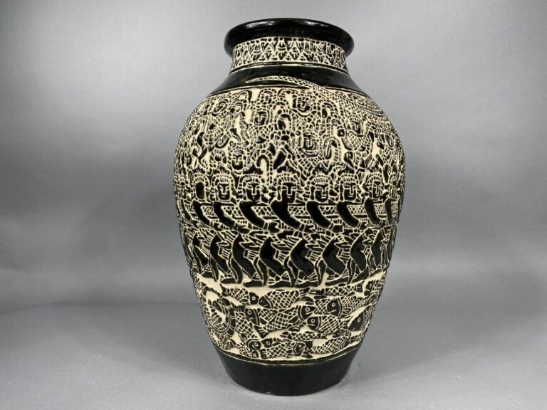 Vietnam - Important vase en terre cuite partiellement émaillée à décor de frise…