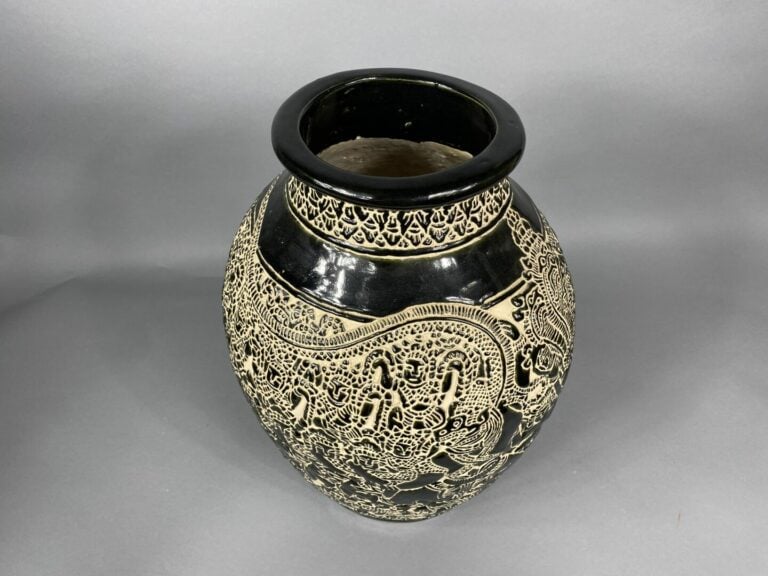 Vietnam - Important vase en terre cuite partiellement émaillée à décor de frise…