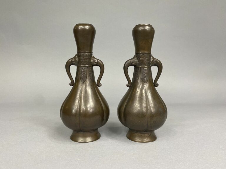 Vietnam - Paire de petits vases en bronze à patine marron, à long col formant à…