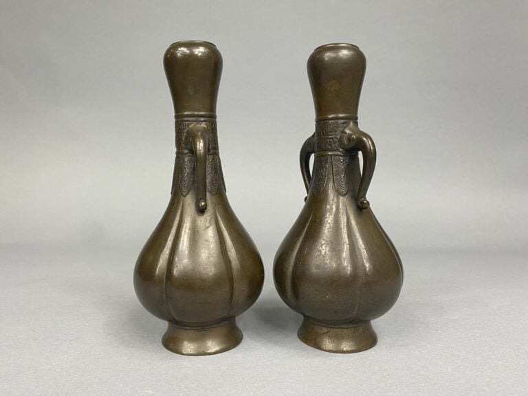 Vietnam - Paire de petits vases en bronze à patine marron, à long col formant à…