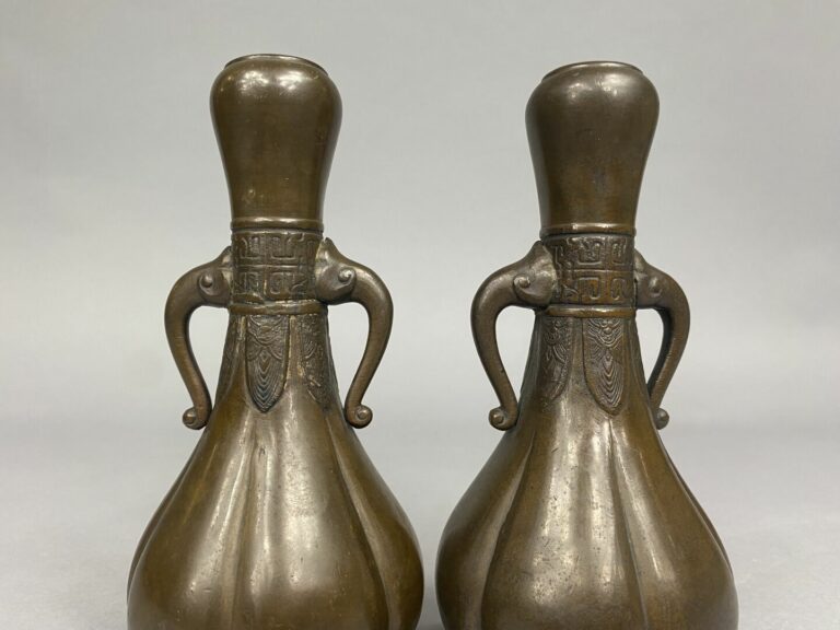 Vietnam - Paire de petits vases en bronze à patine marron, à long col formant à…