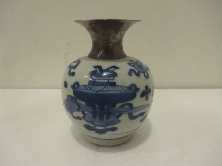 GODET A EAU OVOIDE EN PORCELAINE BLEU BLANC - Chine, Dynastie Qing, Période Kan…