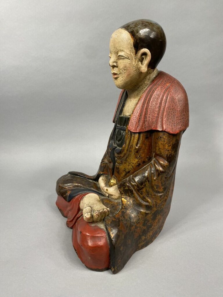 Vietnam - Important sujet en bois laqué polychrome figurant un moine assis médi…