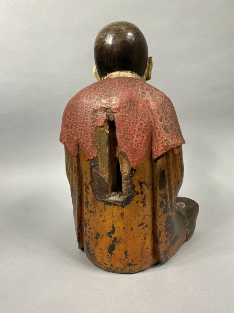 Vietnam - Important sujet en bois laqué polychrome figurant un moine assis médi…