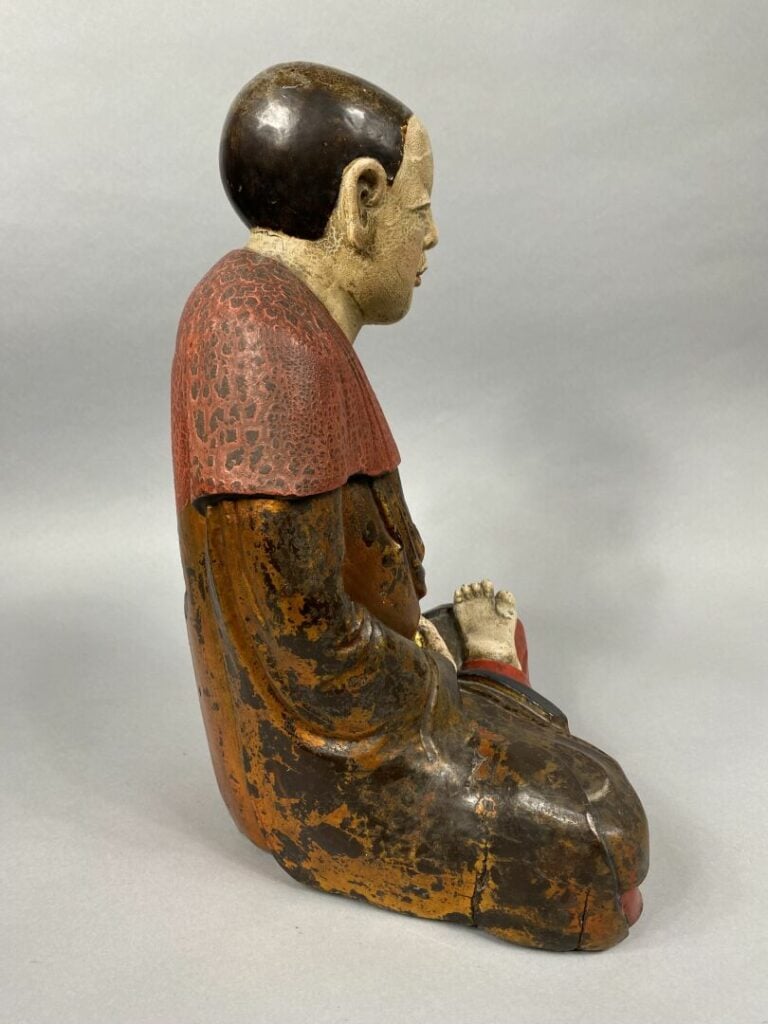 Vietnam - Important sujet en bois laqué polychrome figurant un moine assis médi…