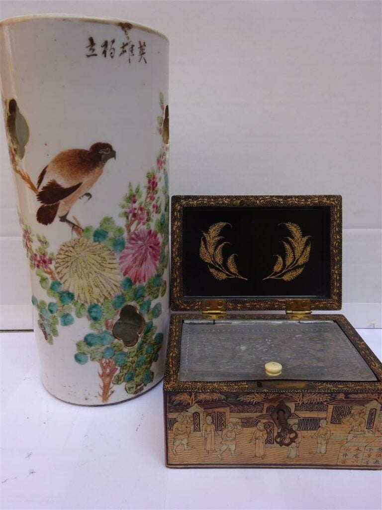 VASE PORTE-CHAPEAUX EN PORCELAINE A DECOR EMAILLE POLYCHROME DE TYPE QIANJIANG…