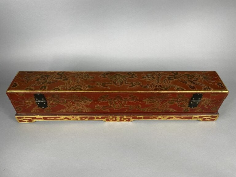 Chine / Vietnam - Important porte-rouleaux en bois laque rouge et doré à riche…