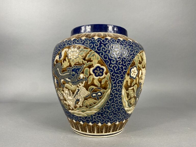 Vietnam, Bien Hoa - Vase boule en grès émaillé polycrhome à décor de chiens de…