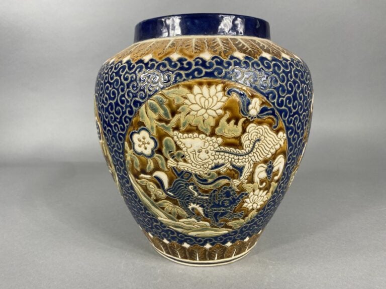 Vietnam, Bien Hoa - Vase boule en grès émaillé polycrhome à décor de chiens de…