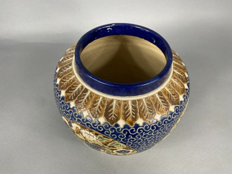 Vietnam, Bien Hoa - Vase boule en grès émaillé polycrhome à décor de chiens de…