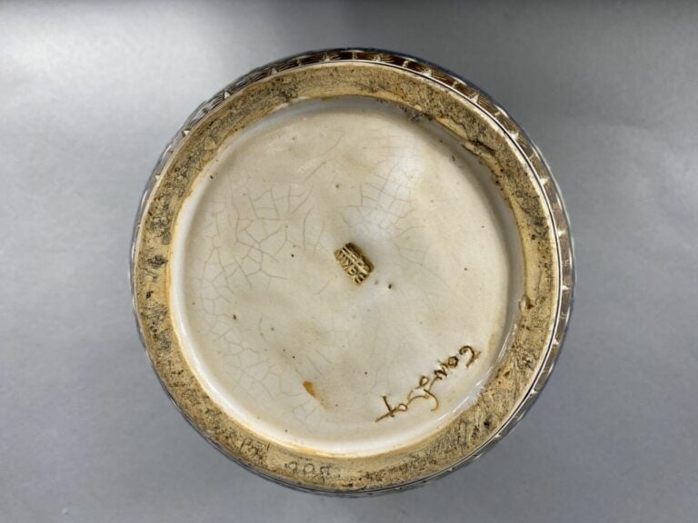 Vietnam, Bien Hoa - Vase boule en grès émaillé polycrhome à décor de chiens de…
