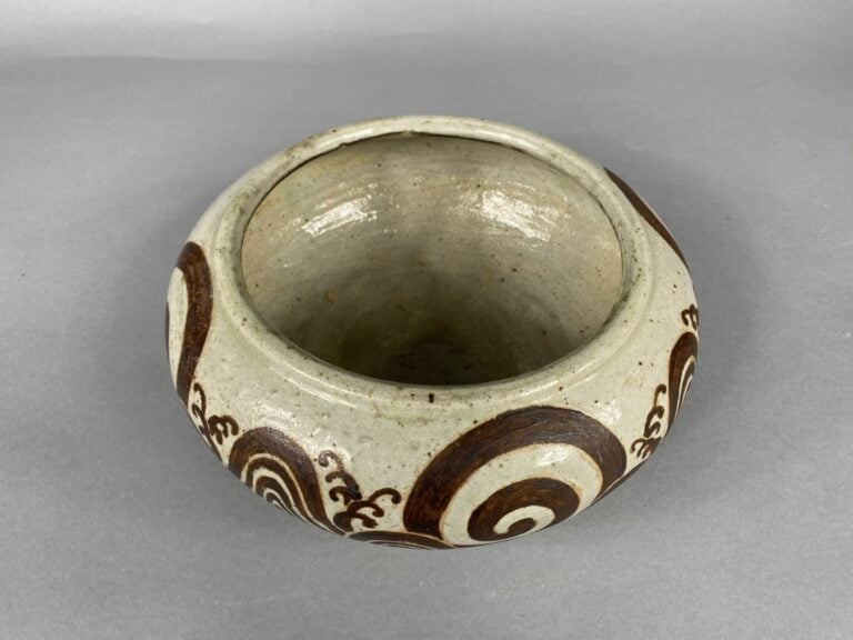 Vietnam, Bien Hoa - Vase de forme ovoïde à panse aplatie en grès émaillé dans l…
