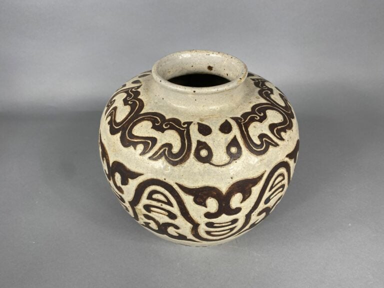 Vietnam, Bien Hoa - Vase boule en grés émaillé dans les tons ocre et beige à dé…