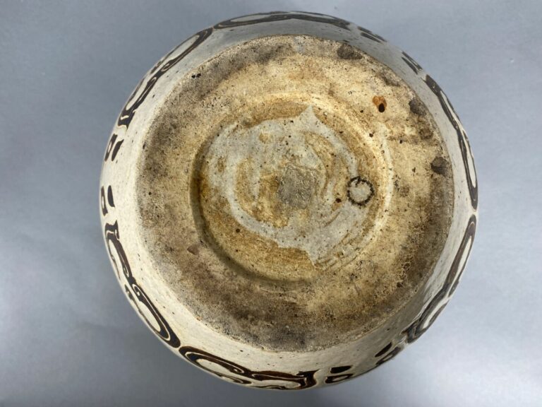 Vietnam, Bien Hoa - Vase boule en grés émaillé dans les tons ocre et beige à dé…