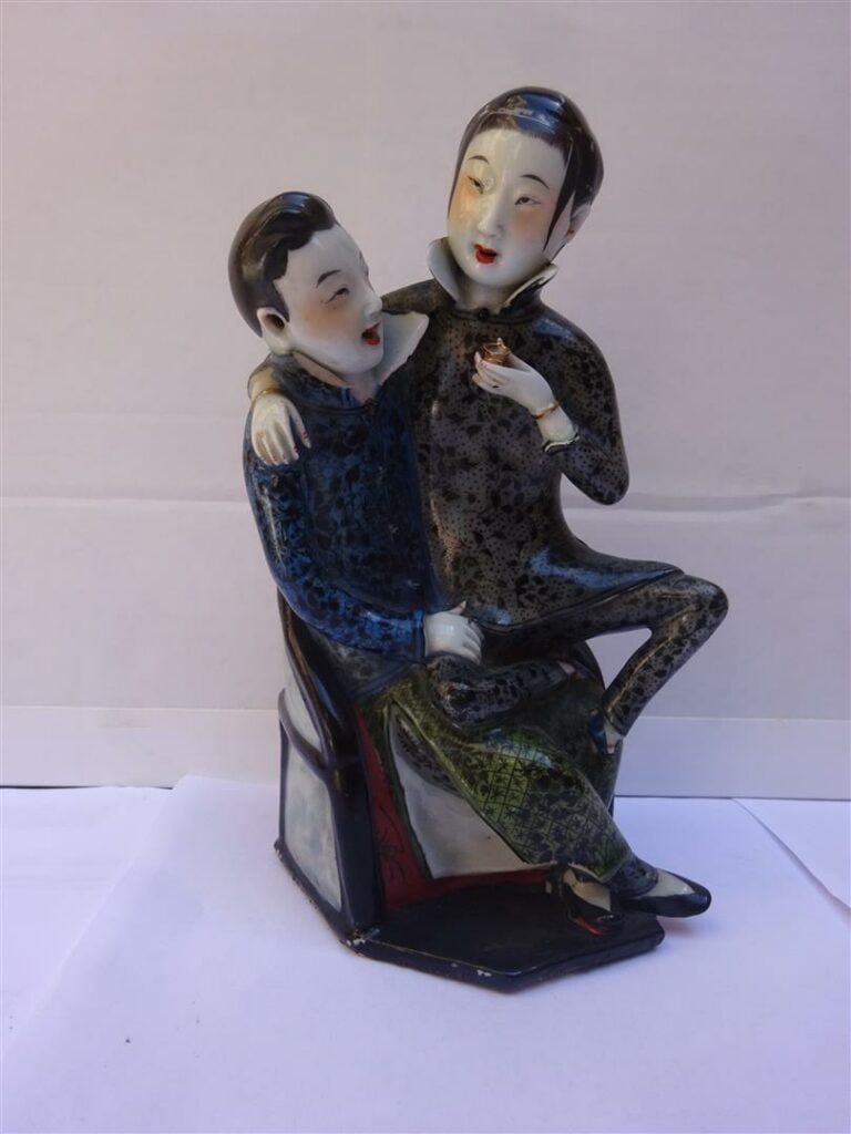 SUJET EROTIQUE EN PORCELAINE MOULEE - Chine, Epoque XXe siècle, Probable travai…