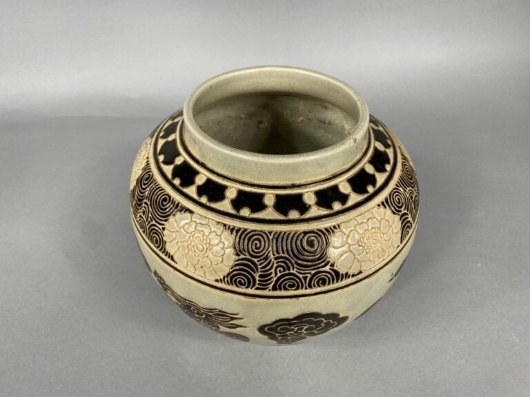 Vietnam, Bien Hoa - Vase ovoïde en grés émaillé dans les tons beige et noir à d…