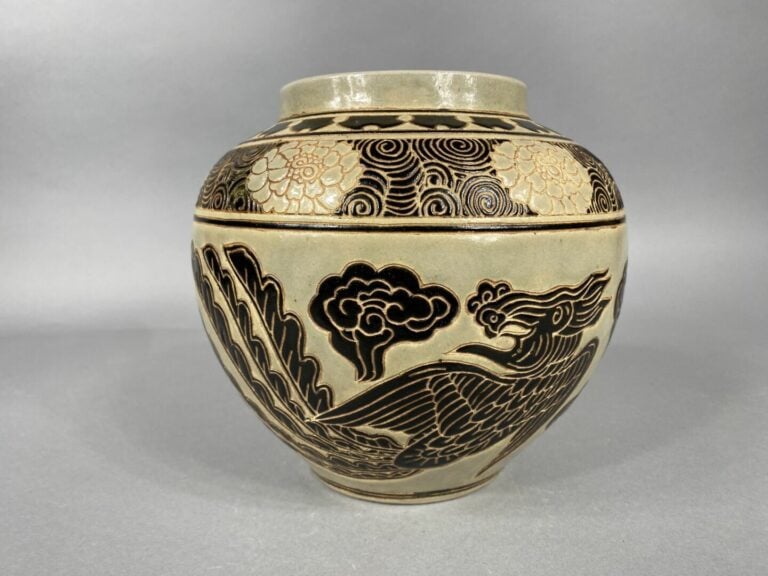 Vietnam, Bien Hoa - Vase ovoïde en grés émaillé dans les tons beige et noir à d…