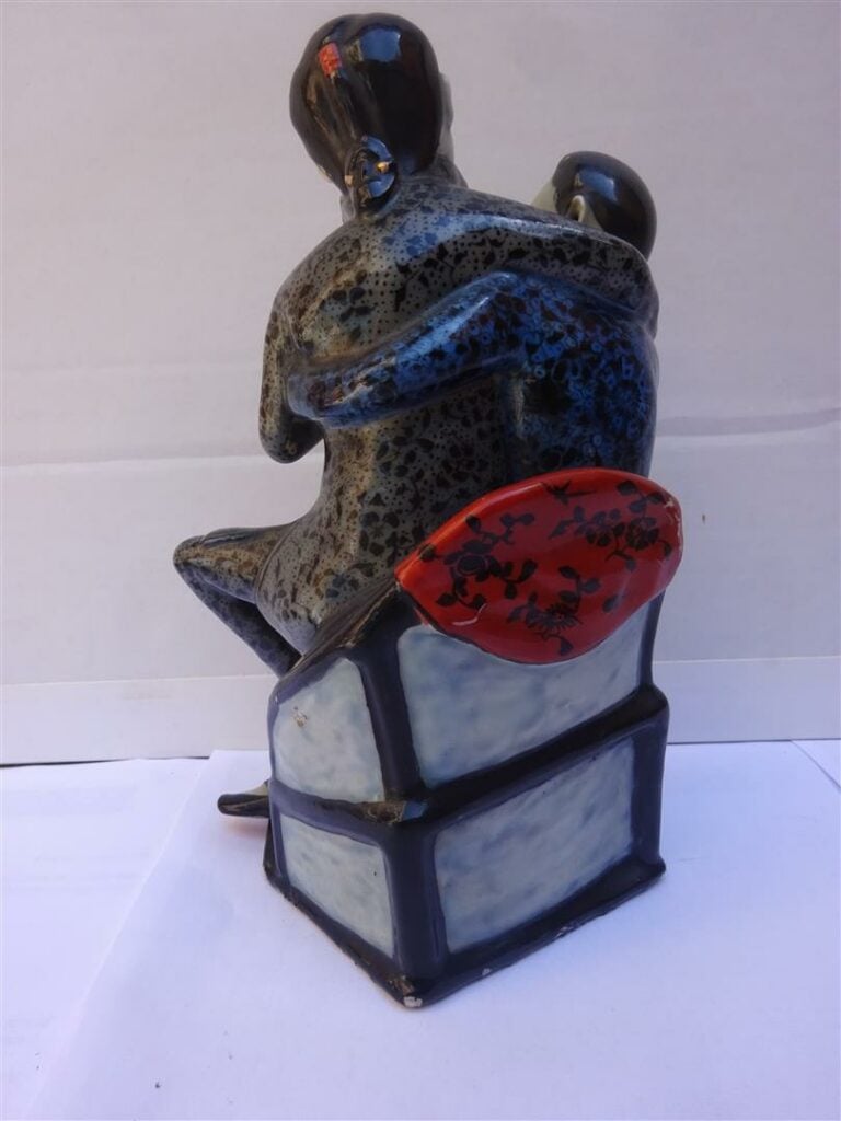 SUJET EROTIQUE EN PORCELAINE MOULEE - Chine, Epoque XXe siècle, Probable travai…