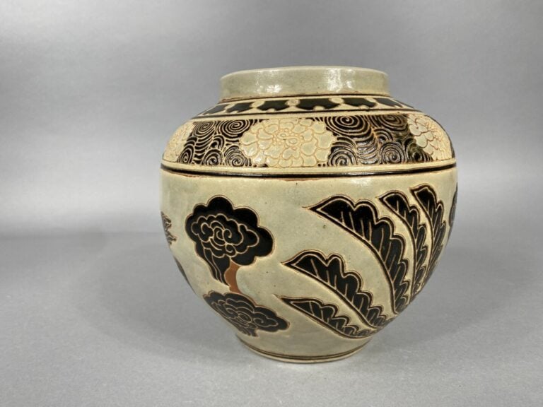 Vietnam, Bien Hoa - Vase ovoïde en grés émaillé dans les tons beige et noir à d…