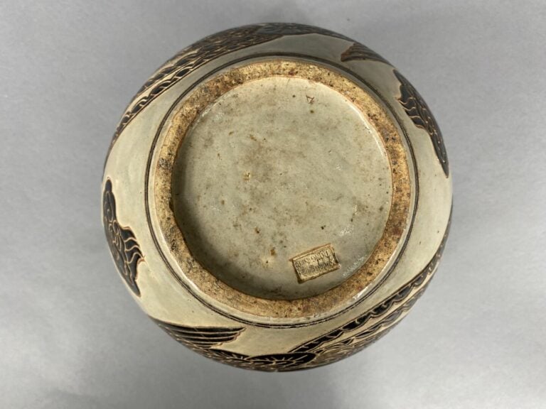 Vietnam, Bien Hoa - Vase ovoïde en grés émaillé dans les tons beige et noir à d…