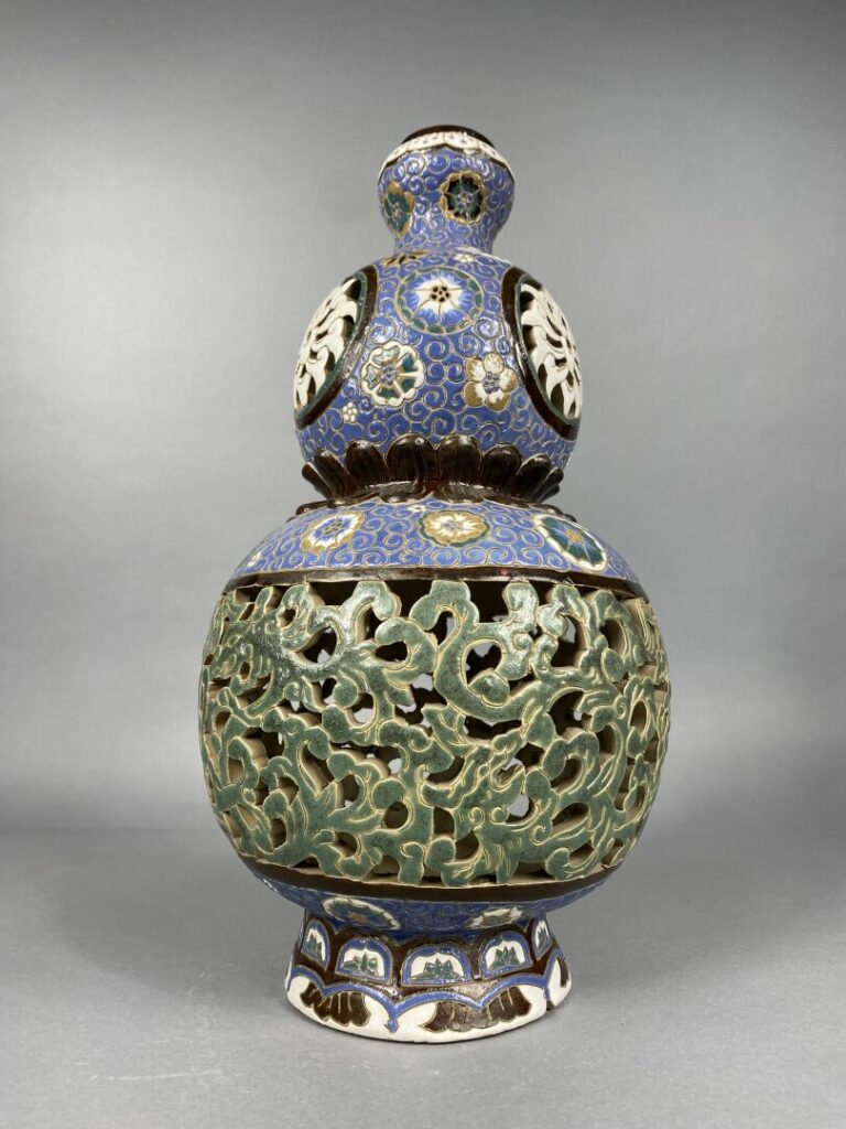 Vietnam, Bien Hoa - Vase en céramique de Bien Hoa en forme double gourde ajouré…