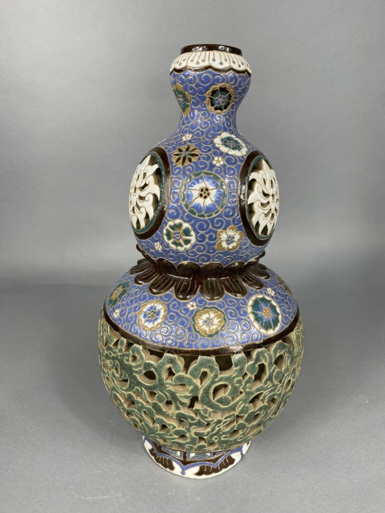 Vietnam, Bien Hoa - Vase en céramique de Bien Hoa en forme double gourde ajouré…