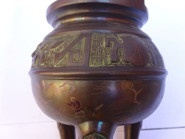 BRULE-PARFUM ARCHAISANT TRIPODE EN BRONZE - Vietnam / Indochine, Epoque XXe siè…