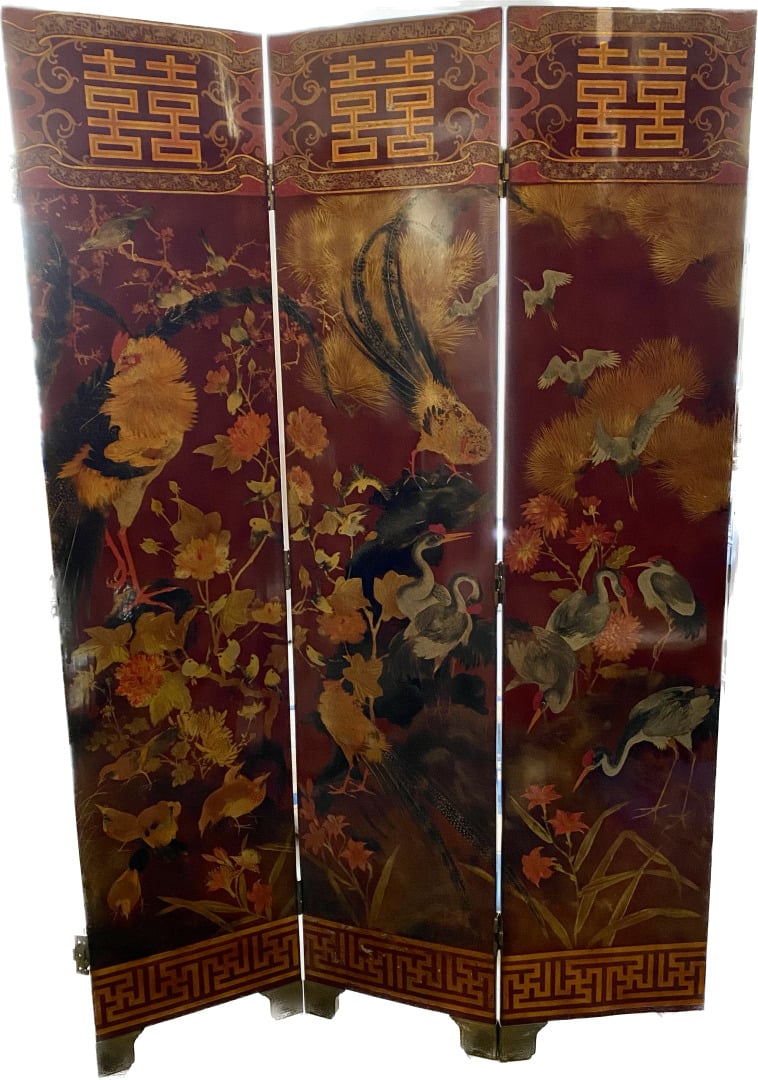 THANH LE - Grand paravent à trois feuilles en bois laqué à décor sur l'une des…