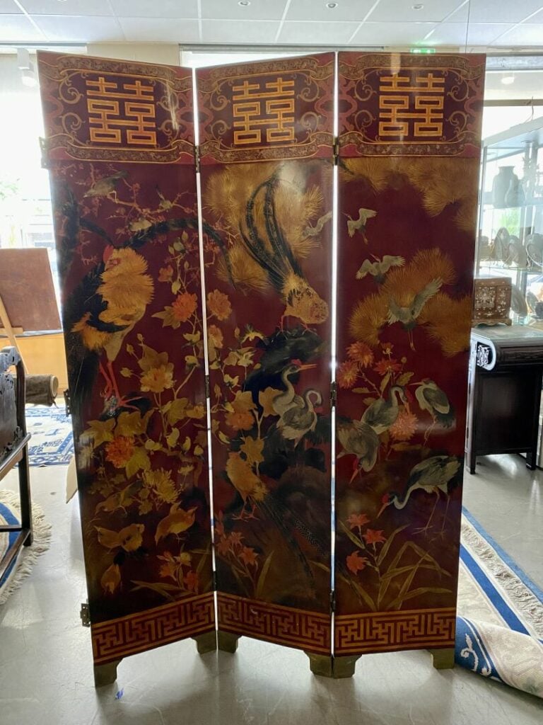 THANH LE - Grand paravent à trois feuilles en bois laqué à décor sur l'une des…