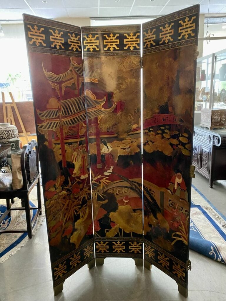 THANH LE - Grand paravent à trois feuilles en bois laqué à décor sur l'une des…