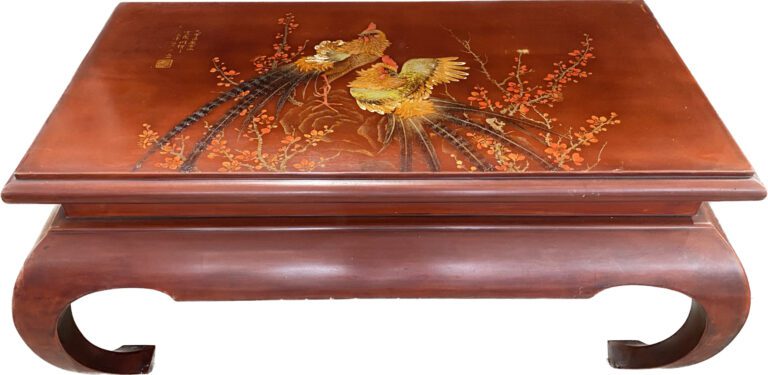 Vietnam - Table basse en bois laqué rouge à décor de faisans parmi les branchag…
