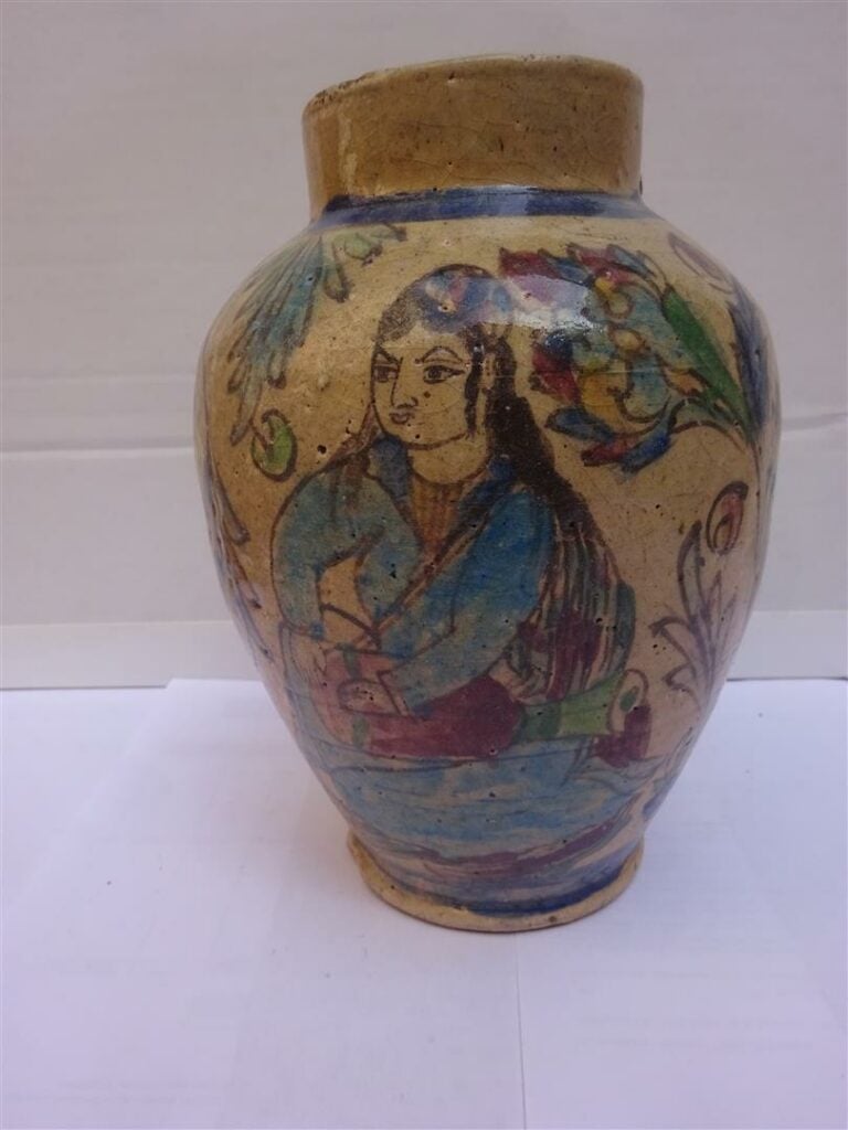 VASE OVOIDE EN CERAMIQUE - Iran, Qadjar / Qajar, Epoque XXe sièclre - A décor d…