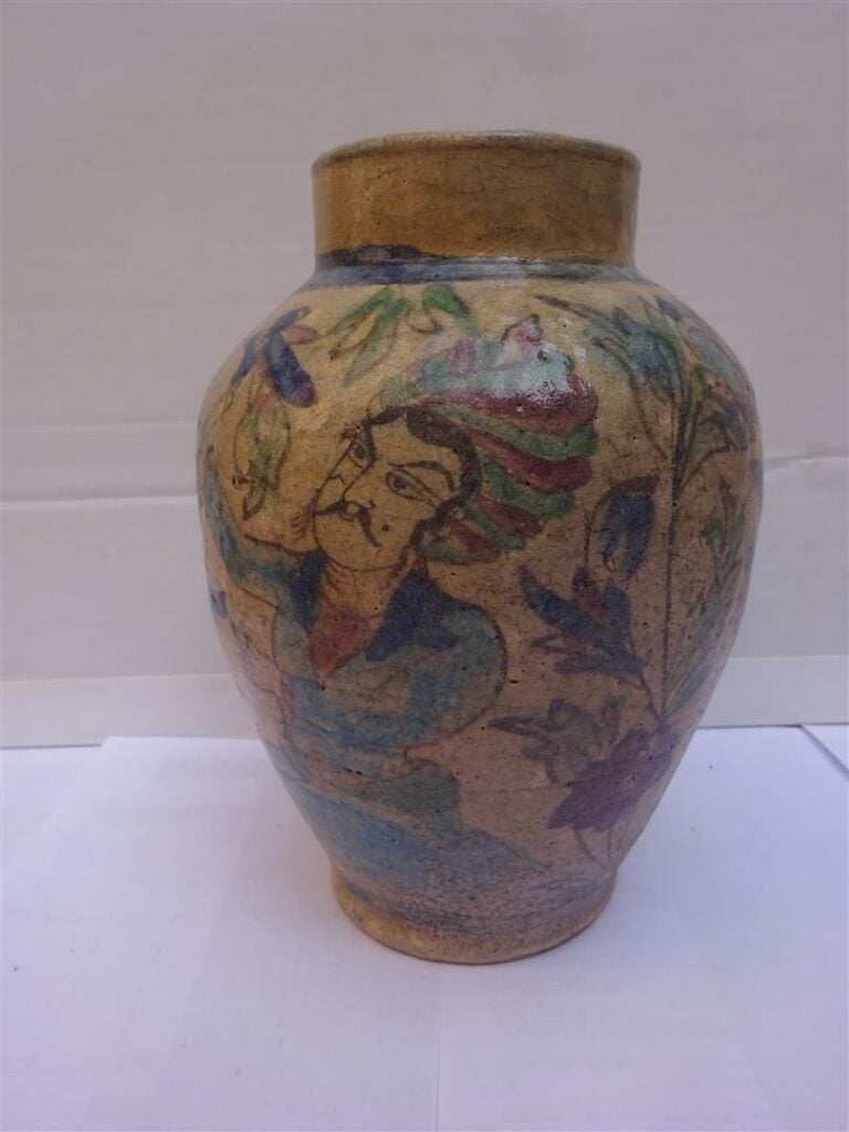 VASE OVOIDE EN CERAMIQUE - Iran, Qadjar / Qajar, Epoque XXe sièclre - A décor d…