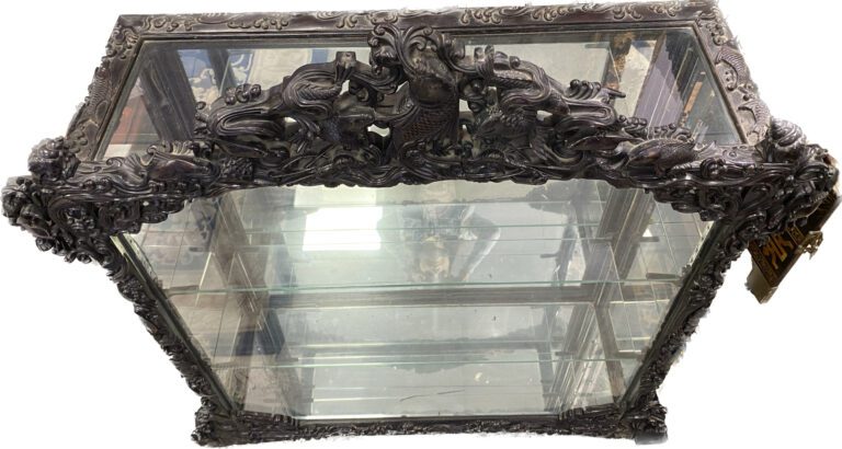 Chine du Sud / Vietnam - Importante vitrine en bois noirci sculpté et ajouré à…