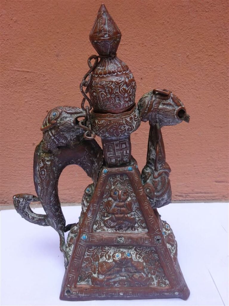VERSEUSE ZOOMORPHE EN METAL REPOUSSE - Travail indien populaire et tardif - (ma…