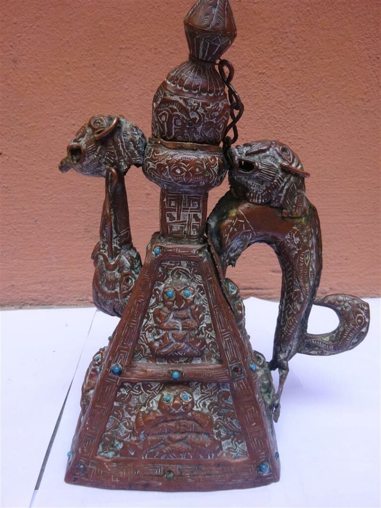 VERSEUSE ZOOMORPHE EN METAL REPOUSSE - Travail indien populaire et tardif - (ma…