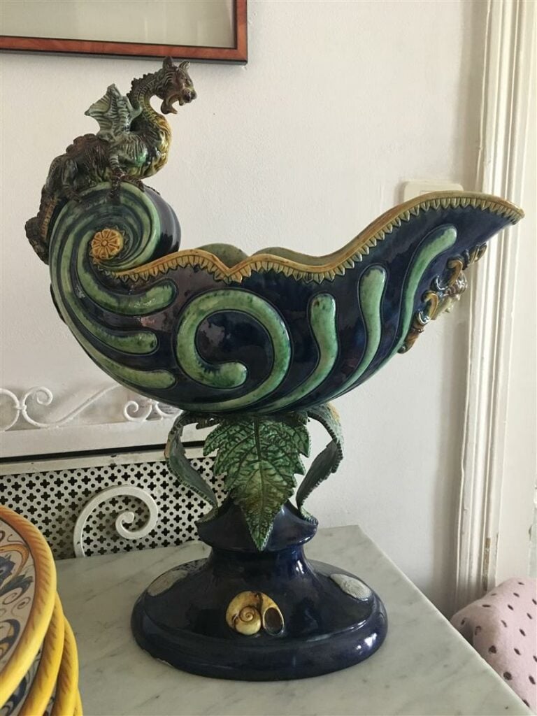 Coupe en barbotine polychrome en forme de nautile (manques)