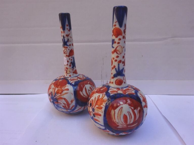 PAIRE D'ASPERSOIRS / VASES EN PORCELAINE DE TYPE IMARI - Japon, Epoque XXe sièc…