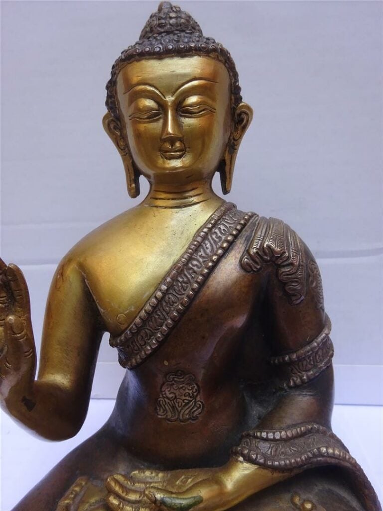 SCULPTURE EN ALLIAGE CUIVREUX A L'EFFIGIE DU BOUDDHA SHAKYAMUNI - Chine, Epoque…
