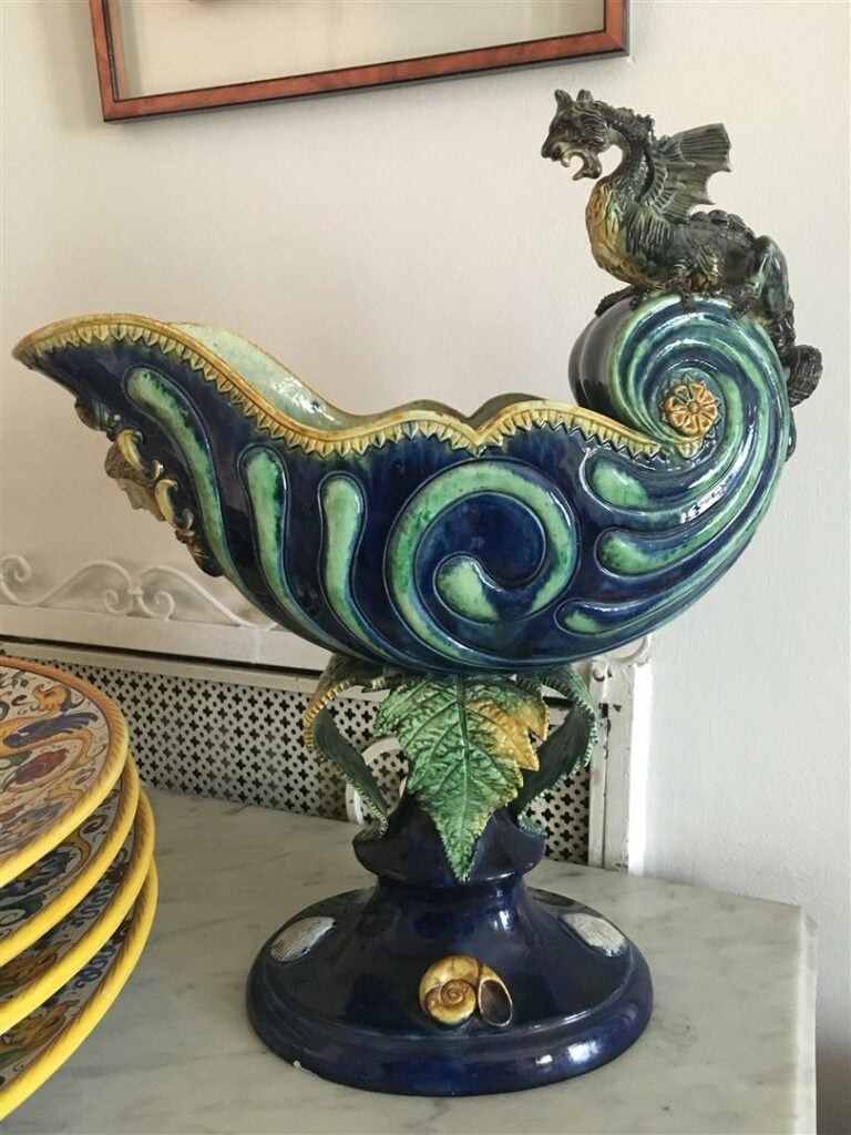 Coupe en barbotine polychrome en forme de nautile (manques)