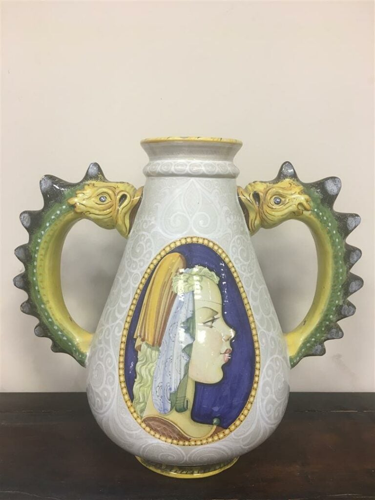 Vase en majolique italienne à décor polychrome d'inspiration Renaissance d'une…