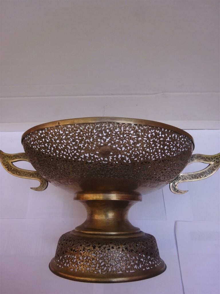 CENTRE DE TABLE / COUPE A FRUITS EN ARGENT BAS TITRE - Vietnam / Indochine, Epo…