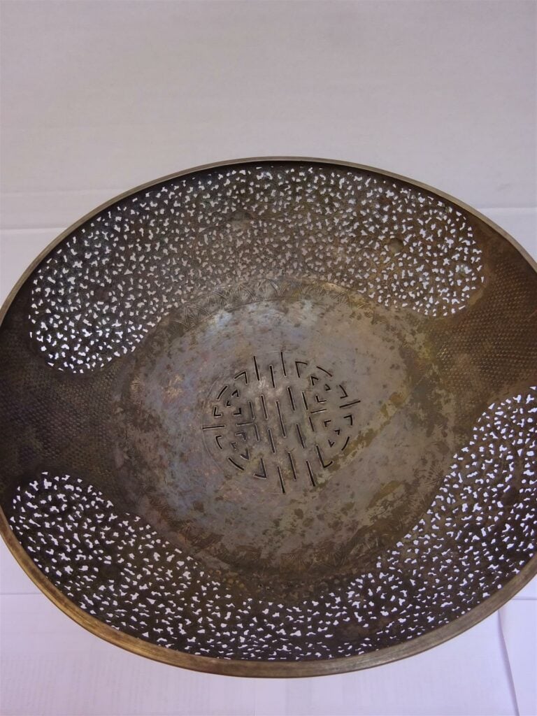 CENTRE DE TABLE / COUPE A FRUITS EN ARGENT BAS TITRE - Vietnam / Indochine, Epo…
