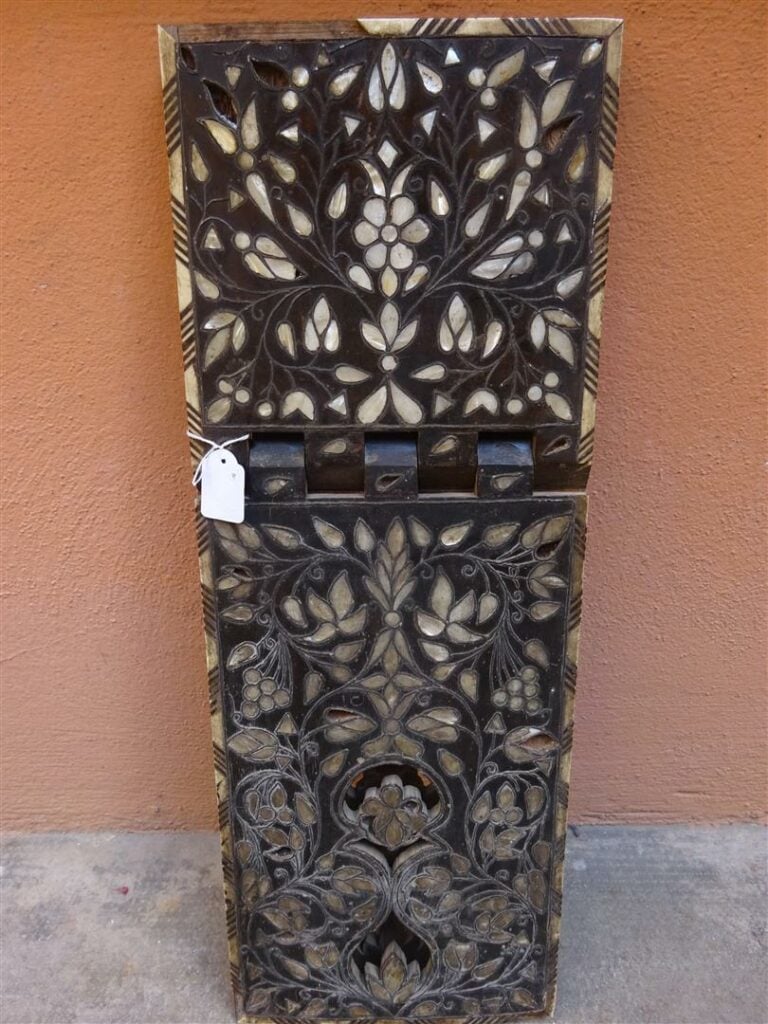 PORTE-CORAN EN BOIS INCRUSTE DE NACRE, D'ETAIN ET D'OS, RAHLE - Syrie, Vers 190…