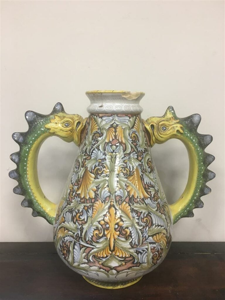Vase en majolique italienne à décor polychrome d'inspiration Renaissance d'une…