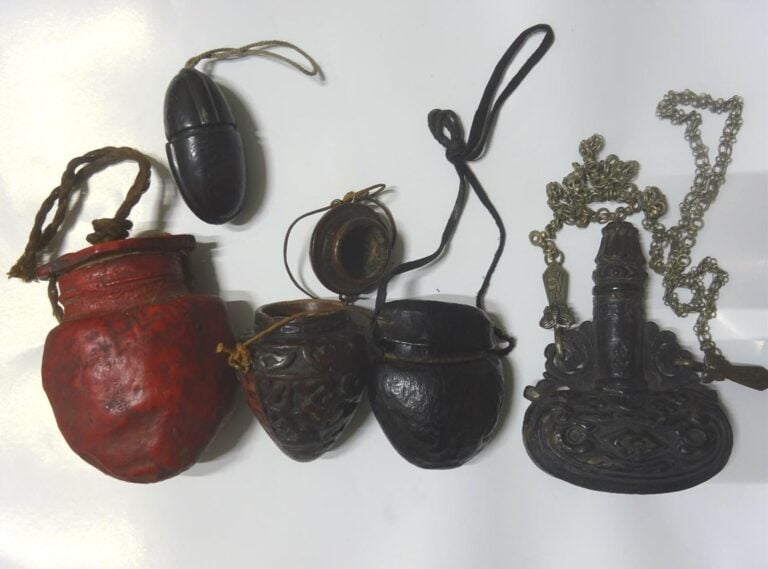 OPIUM - ACCUMULATION DE BOÎTES A OPIUM - Vietnam / Indochine, Epoque XXe siècle…