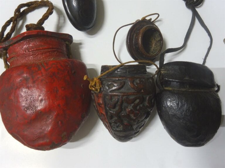 OPIUM - ACCUMULATION DE BOÎTES A OPIUM - Vietnam / Indochine, Epoque XXe siècle…