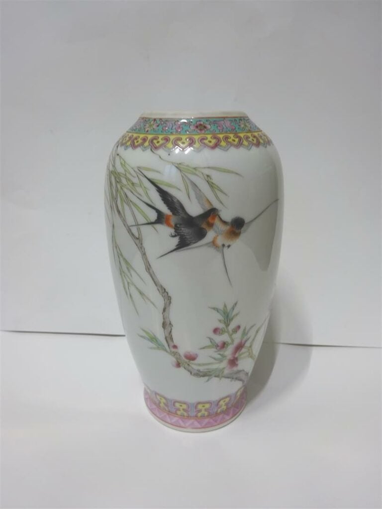 LOT DE TROIS (3) VASES EN CERAMIQUE - Chine et Japon, Epoque XXe siècle - Il co…