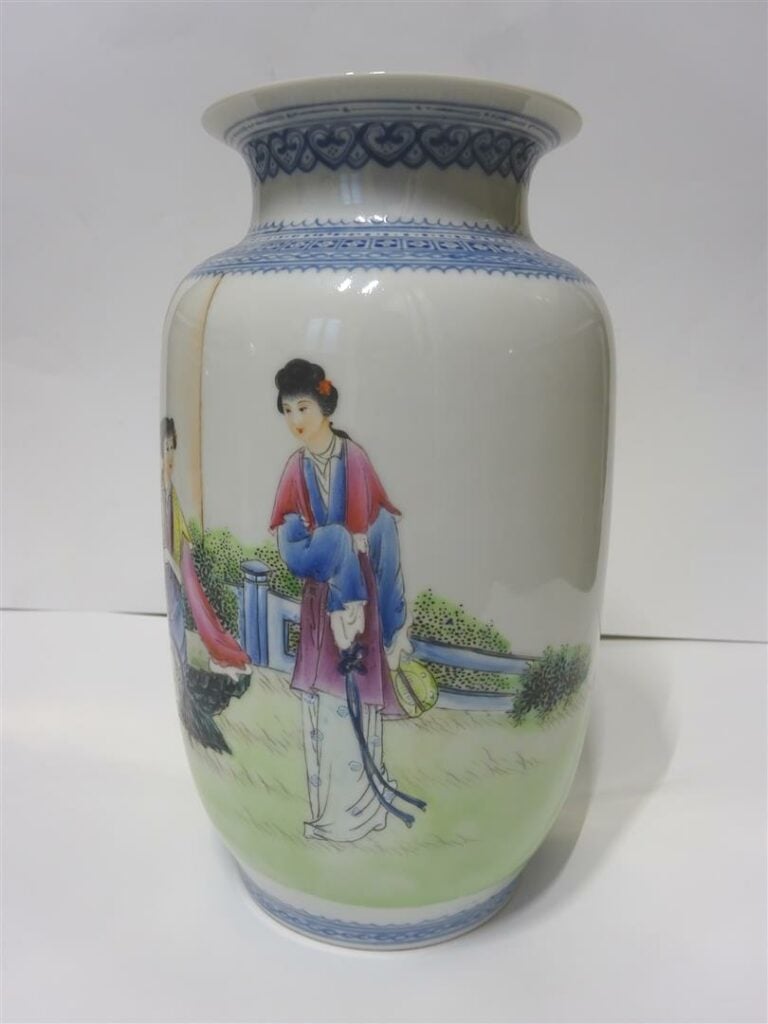 LOT DE TROIS (3) VASES EN CERAMIQUE - Chine et Japon, Epoque XXe siècle - Il co…