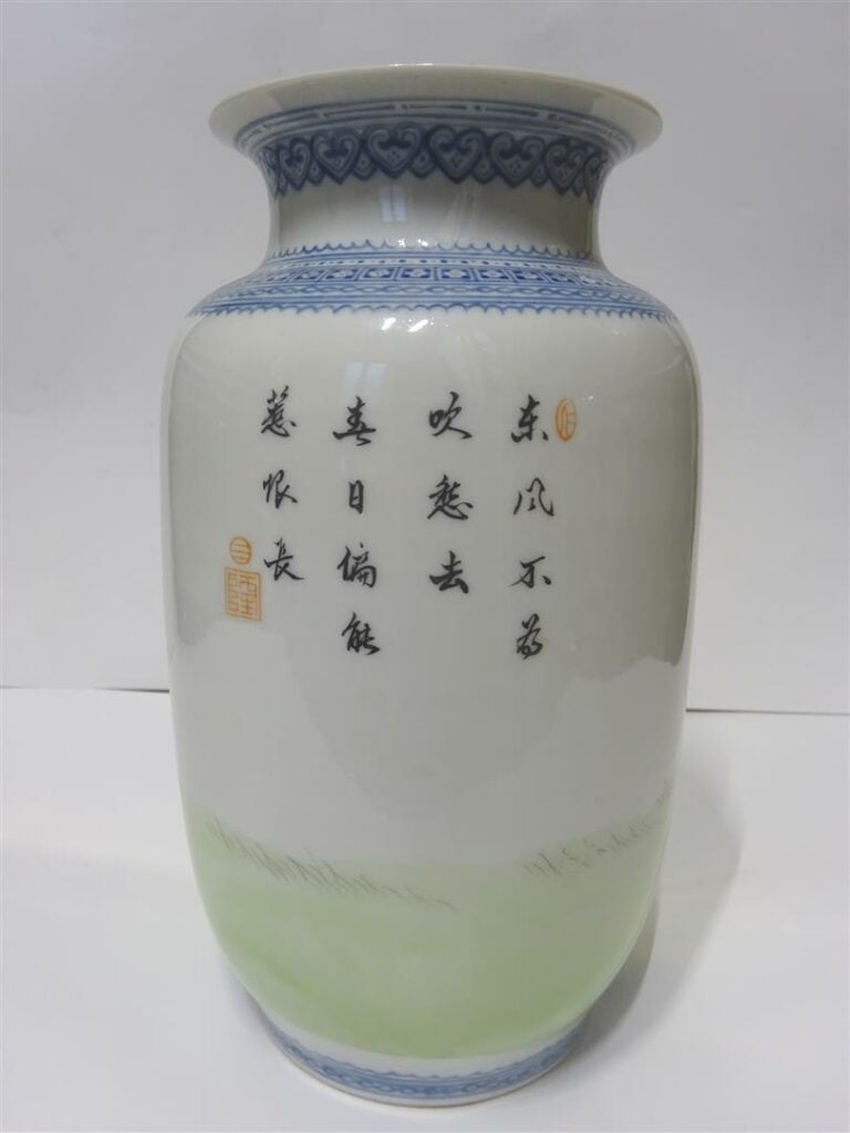 LOT DE TROIS (3) VASES EN CERAMIQUE - Chine et Japon, Epoque XXe siècle - Il co…